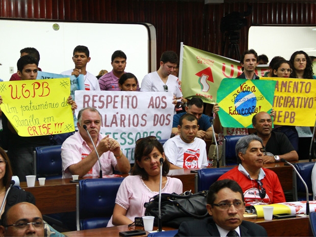 Professores da UEPB ocuparam o plenário da ALPB para protestar contra perdas salariais
